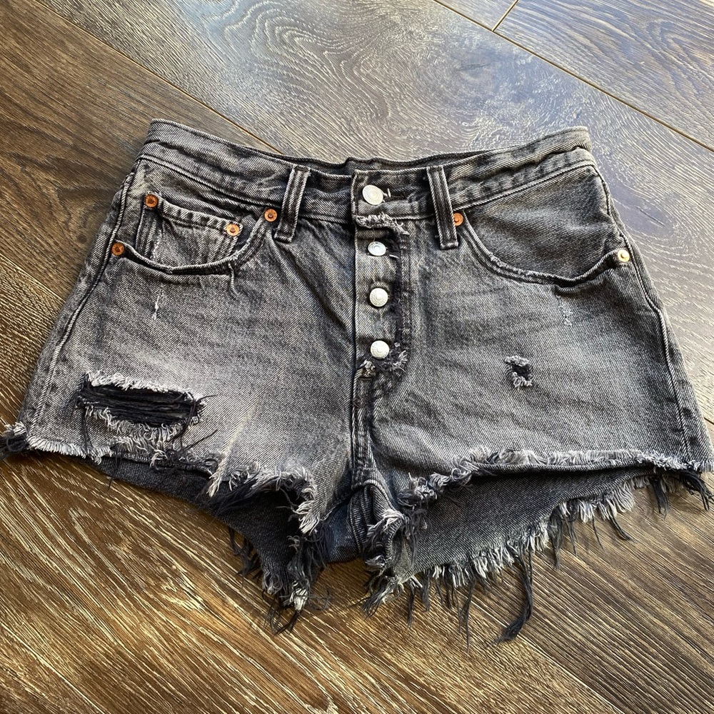 LEVI’s like new black distressed button front denim shorts
